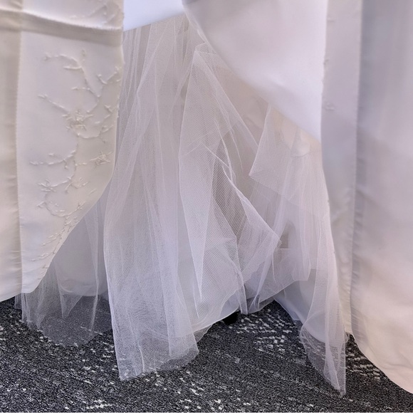 David’s Bridal Satin Wedding Dress A-line Plus Size Beading Cap Sleeve Train 18W - Picture 10 of 15